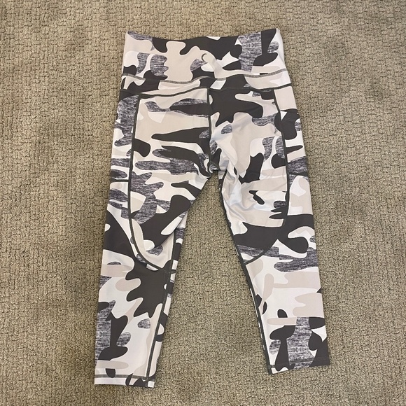 Zyia White Camo Pocket Light n Tight Hi-Rise Capri Legging 20", EUC, 12 - Picture 6 of 6